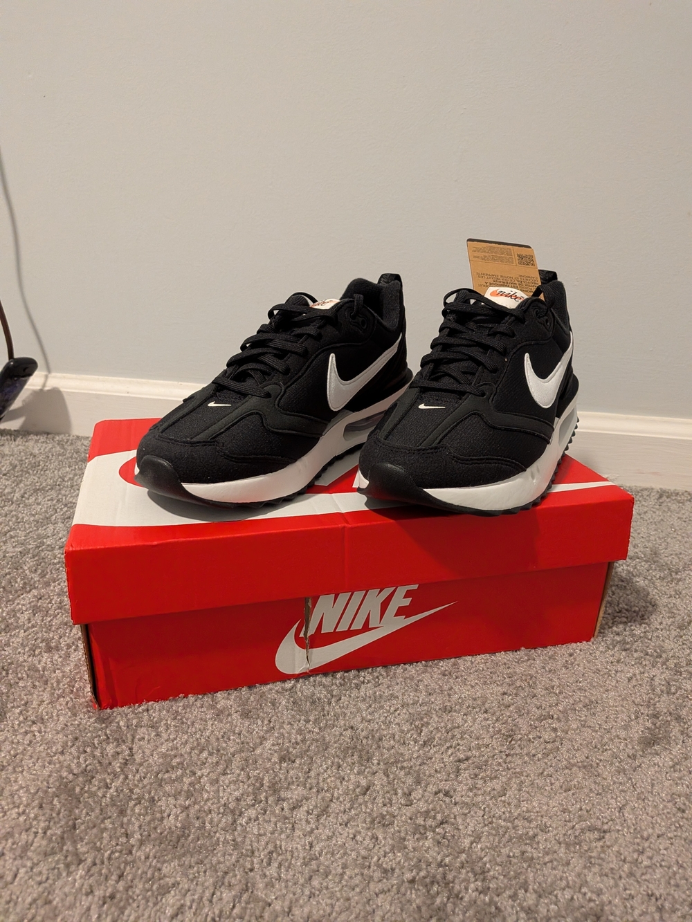 Nike 7.5 Women's Black/White Running Sneakers